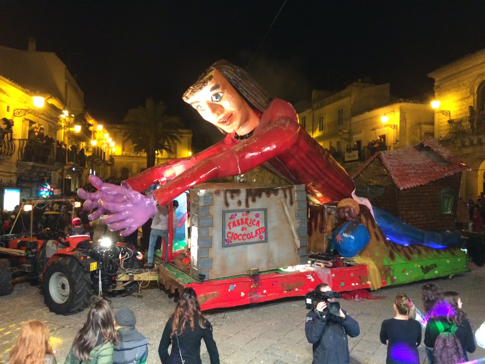 Sfilata dei carri, ballo, musica e divertimento al Carnevale di Chiaramonte  Gulfi - ITALREPORT